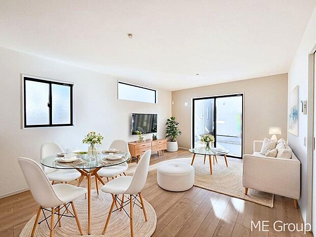 ご家族の賑やかな話し声で包まれる明るいリビング ※家具はCGです