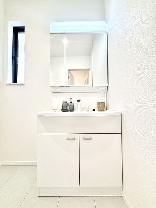 大きく見やすい三面鏡で清潔感ある洗面台は、身だしなみチェックや肌のお手入れにおすすめです。