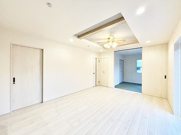 隣接の和室を開放すればさらに広々空間に