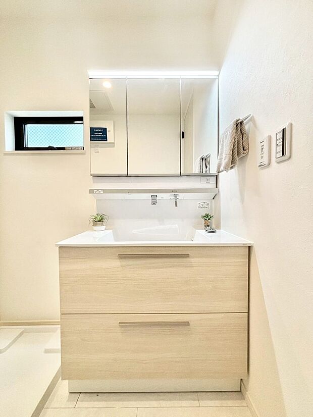 収納力と機能性に優れた洗面化粧台