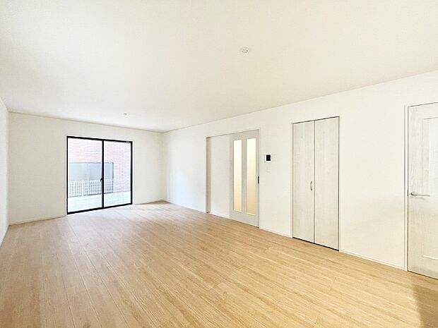 明るい陽光が注ぎ、寛ぎの雰囲気に満たされるダイニング。   