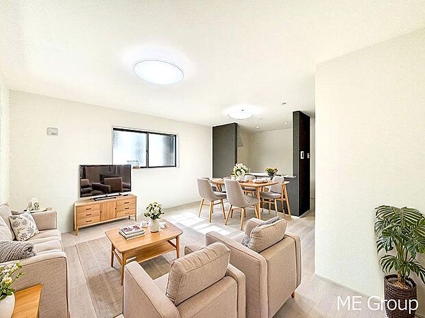 ご家族の賑やかな話し声で包まれる明るいリビング  ※家具はCGです