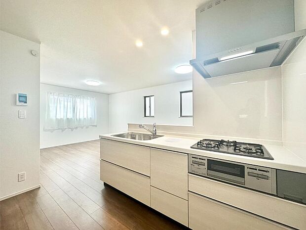 料理をしながらでもご家族との会話を楽しめる対面キッチン　