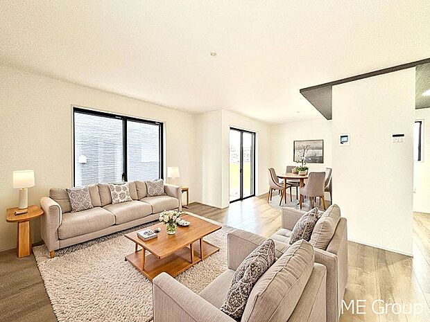 ご家族の賑やかな話し声で包まれる明るいリビング  ※家具はCGです