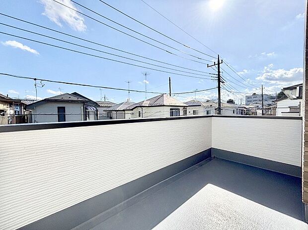 暖かな陽光が降り注ぐバルコニーはお洗濯におすすめ。爽やかな風も心地よいです。 