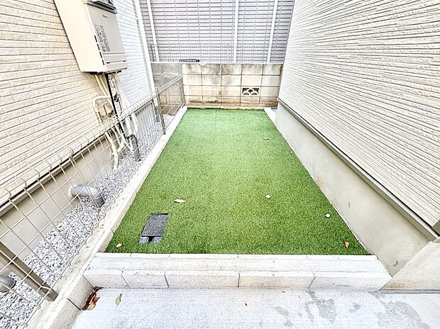 プランターを並べて季節のお花を楽しめるお庭付き。