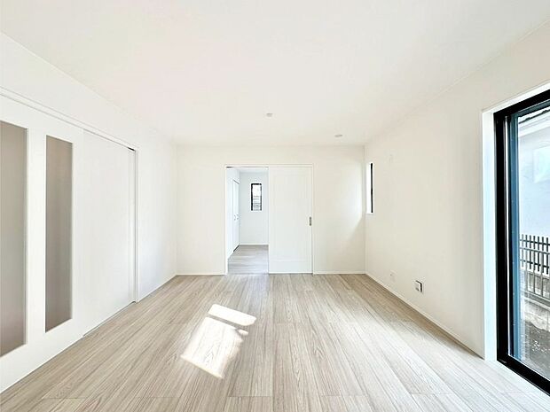 明るい陽光が注ぎ、寛ぎの雰囲気に満たされるリビングダイニング