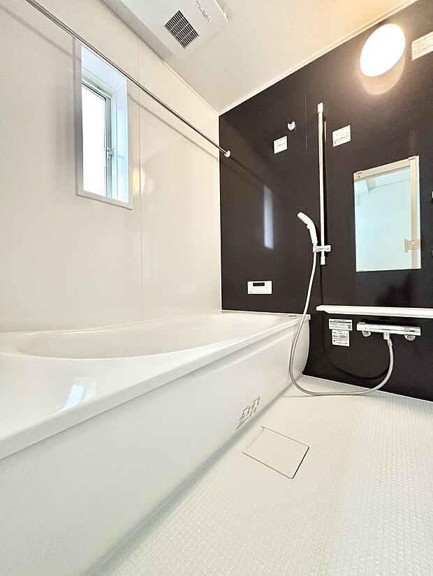 一日の疲れを癒してくれる明るい清潔感のあるバスルーム