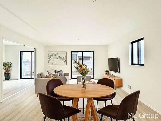 ご家族の賑やかな話し声で包まれる明るいリビング  ※家具はCGです