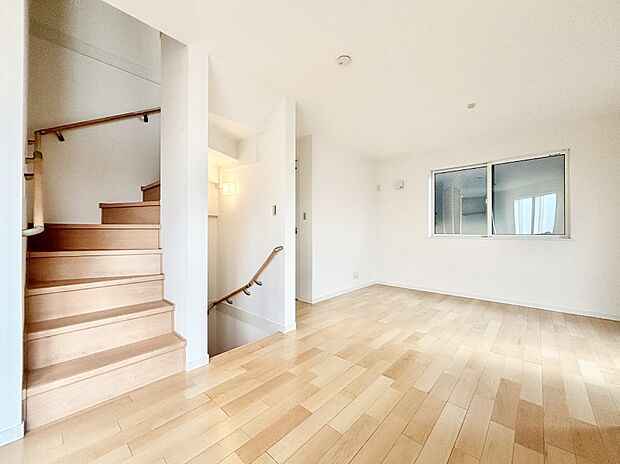 「ただいま」「おかえり」家族とのコミュニケーションが深まるリビングイン階段があります。 