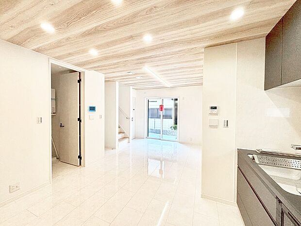 明るい陽光が注ぎ、寛ぎの雰囲気に満たされるリビングダイニング