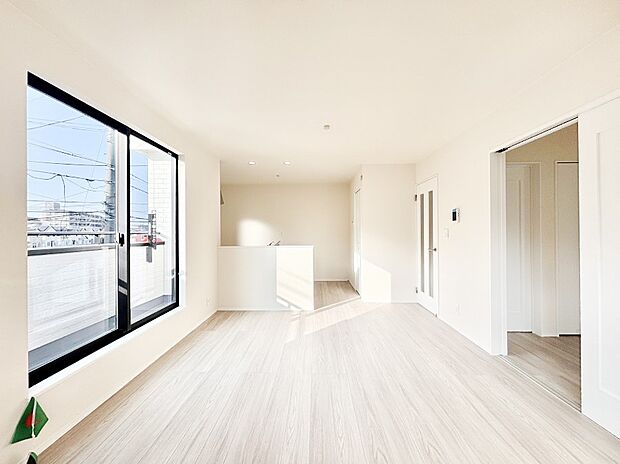 明るい陽光が注ぎ、寛ぎの雰囲気に満たされるリビング・ダイニング。 