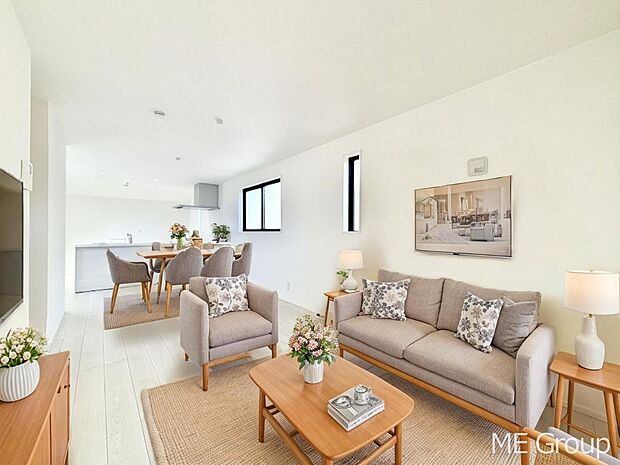 家族の和やかな会話が聞こえてきそう。開放感のあるリビングです。※家具はCGです  