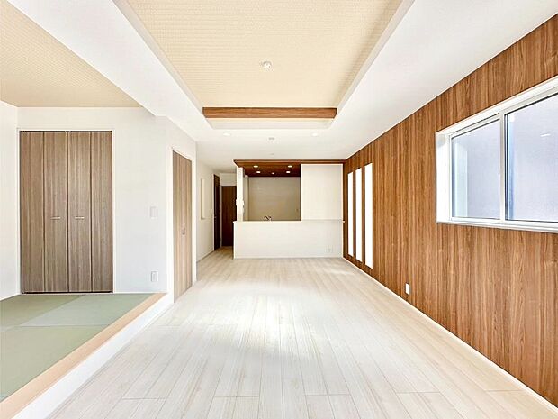 折り上げ天井はは立体的な奥行きがあるので、天井が広く見えて開放的な空間を演出できます。