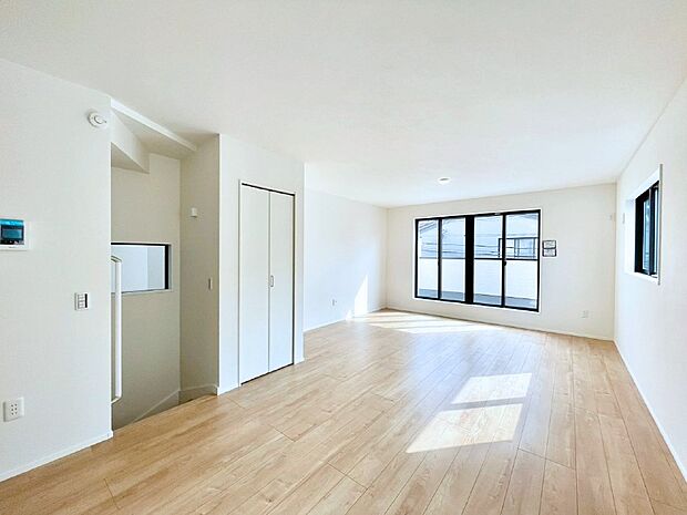 大きな窓からたっぷりの陽光と風を感じられるリビング