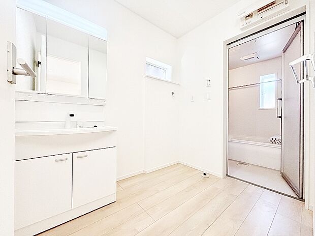 1日の始まりも心地よく！柔らかな朝の光を感じられる窓がついた洗面室