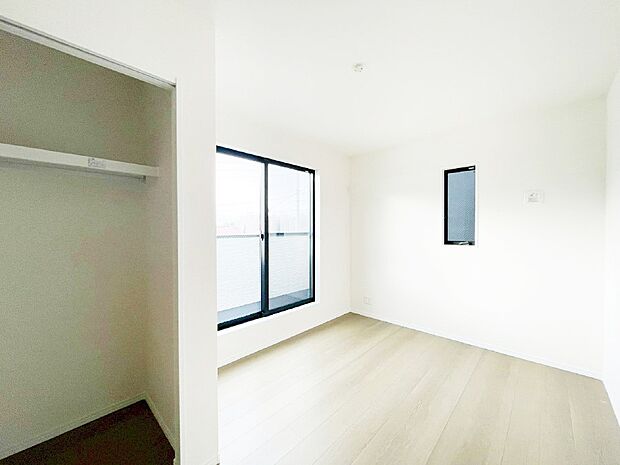 バルコニーが開放感をプラスしてくれる洋室