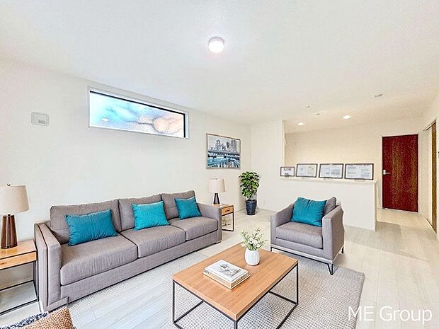 ご家族の賑やかな話し声で包まれる明るいリビング ※家具はCGです