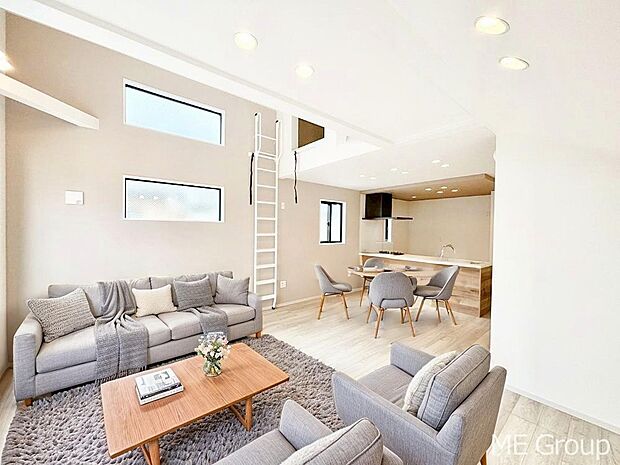 リビングには床暖房採用。ワンランク上の心地よい空間　※家具はCGです