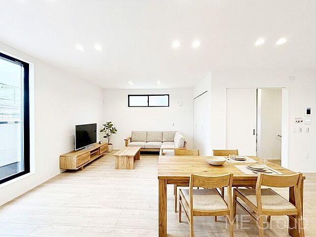 ご家族の賑やかな話し声で包まれる明るいリビング ※家具はCGです