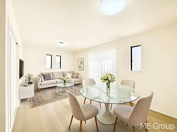 ご家族の賑やかな話し声で包まれる明るいリビング  ※家具はCGです