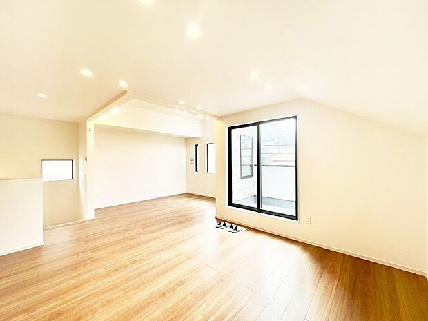 明るい陽光が注ぎ、寛ぎの雰囲気に満たされるダイニング。