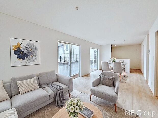 ご家族の賑やかな話し声で包まれる明るいリビング  ※家具はCGです　