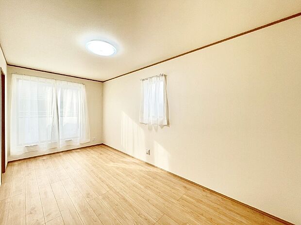 明るいバルコニーサイドに洋室を設置。目覚めの良い寝室に。