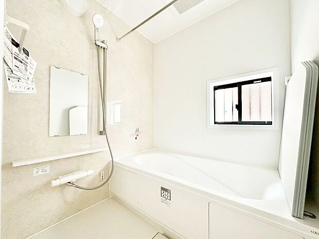 一日の疲れを癒してくれる明るい清潔感のあるバスルーム