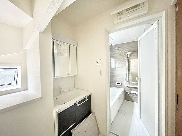 小窓がついているので湿気の多い場所でも換気が十分行えます。毎日の身支度を気持ち良く！