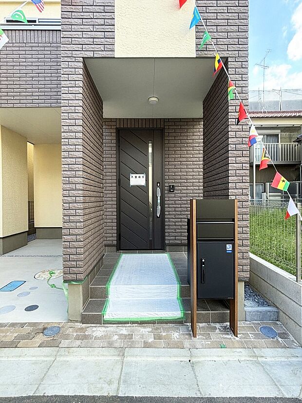 【玄関】玄関アプローチにはプランターを並べて季節の花でお客様をおもてなしできます。