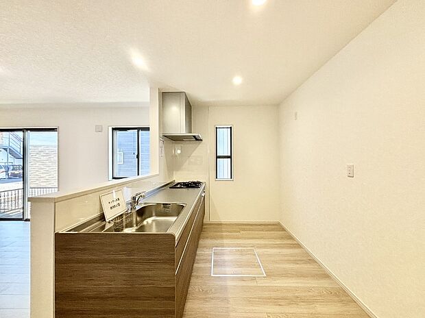 【ダイニングキッチン】爽やかな風が通り抜けるキッチン。窓があるので明るく換気にも役立ちます。