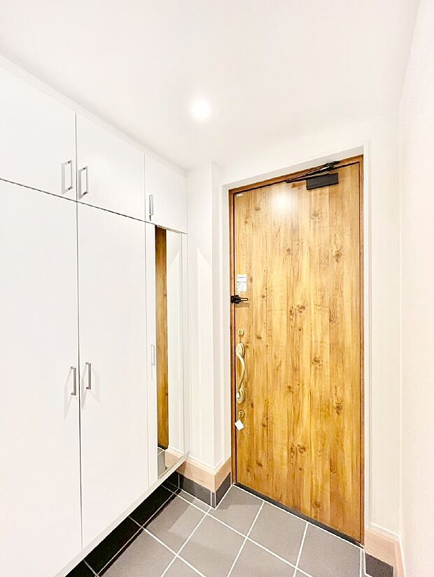 【玄関】家族の帰宅やお客様をあたたかく迎える玄関。