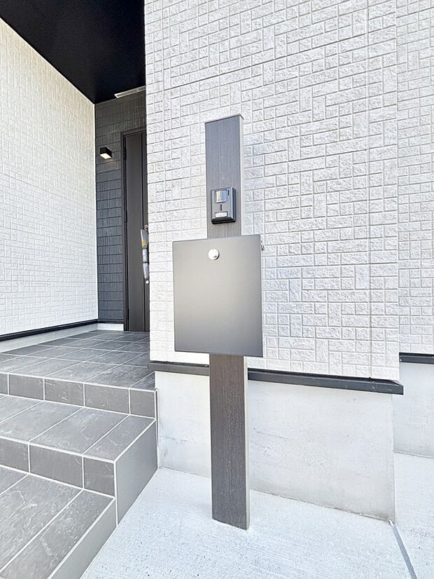 【その他現地】表札・インターホン・ポストをひとつに集約。エントランスになじむシンプルデザイン。
