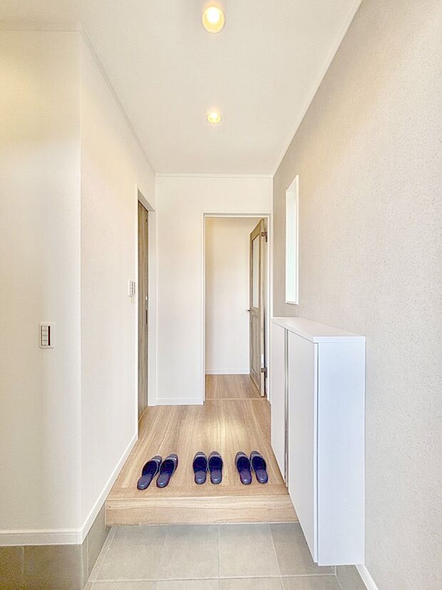 【玄関】家族の帰宅やお客様をあたたかく迎える玄関