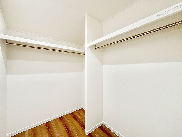 【ウォークインクローゼット】ウォークインクローゼット付きで生活空間を広く利用できます。