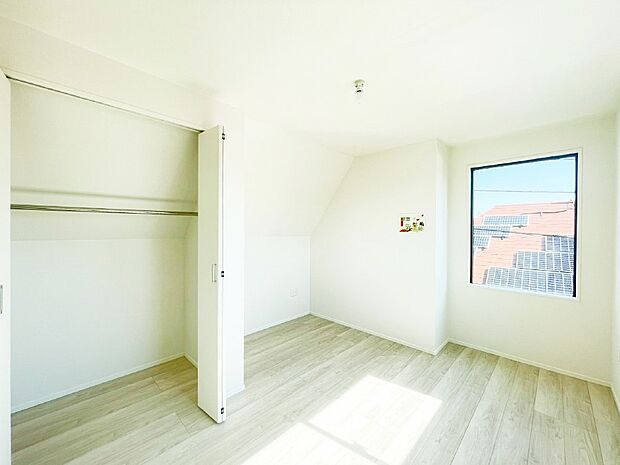 【寝室】収納が充実しているので居住スペースを広々使えます