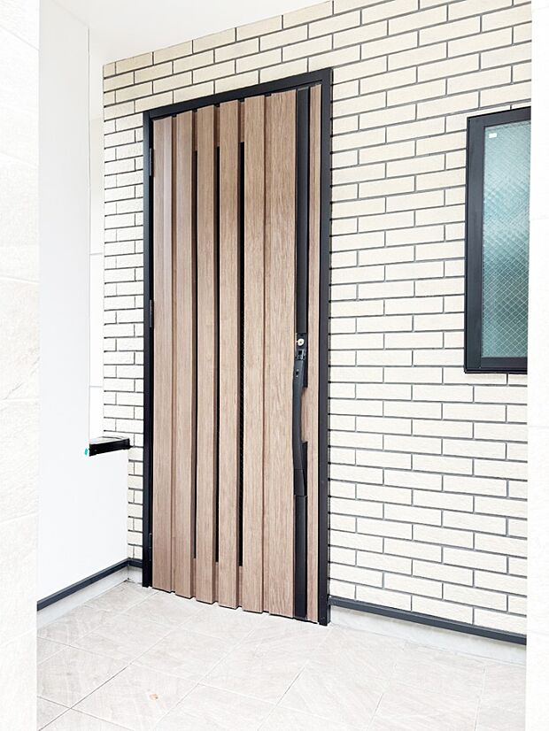 【玄関】玄関前は雨が降っても濡れにくい屋根付き