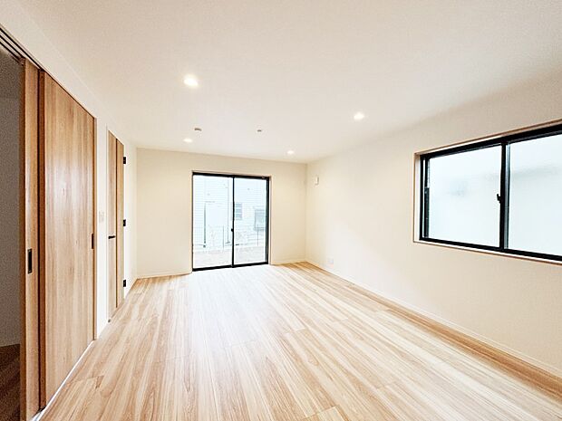 【リビングダイニング】大きな窓からたっぷりの陽光と風を感じられるリビング