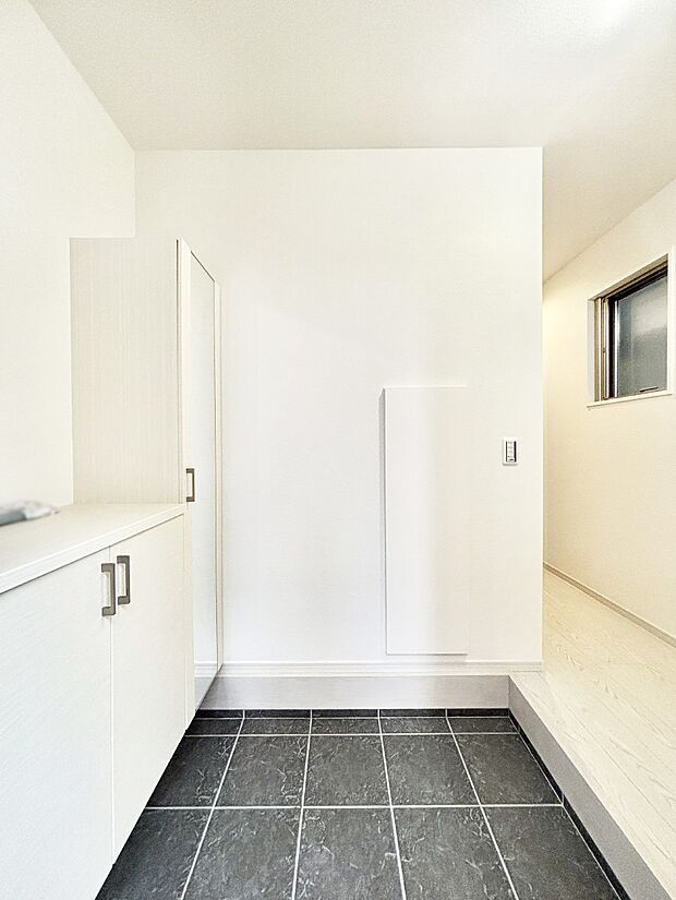 【玄関】家族の帰宅やお客様をあたたかく迎える玄関