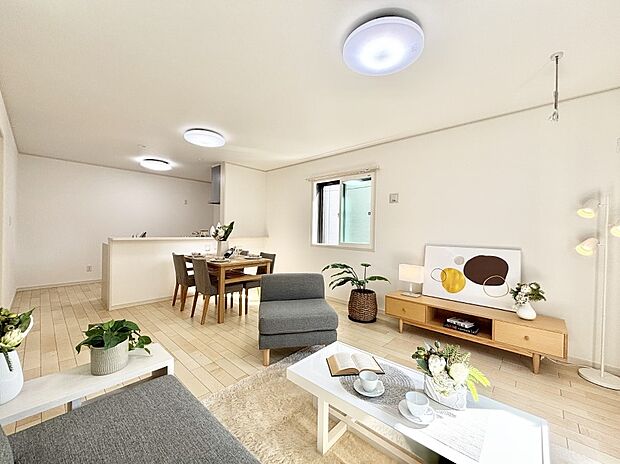 【リビング】ご家族の賑やかな話し声で包まれる明るいリビング