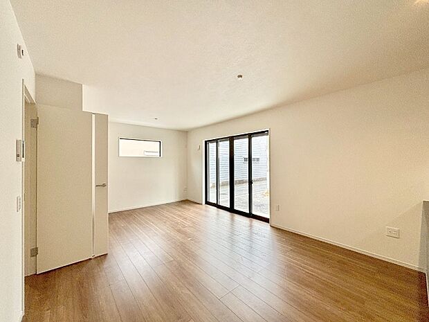 【ダイニング】大きな窓からたっぷりの陽光と風を感じられるリビング