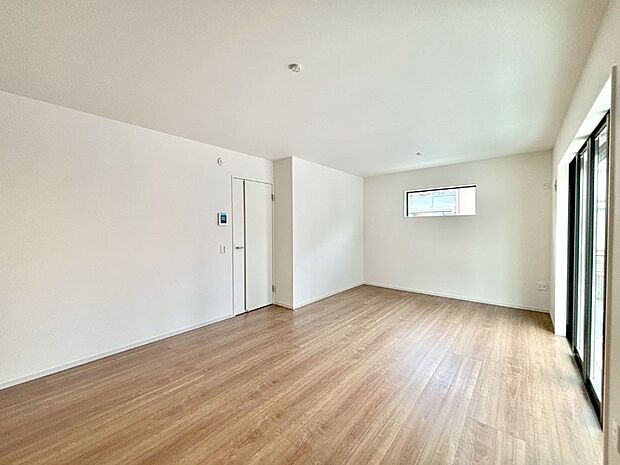 【リビングダイニング】家族団らんの時間も増えそうなくつろぎのリビングダイニング。