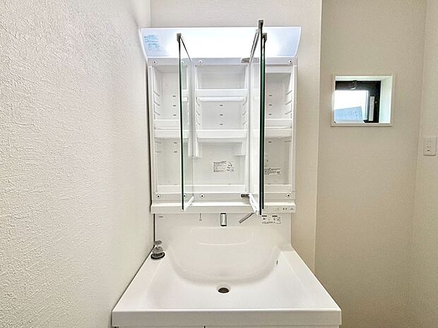 【三面鏡裏収納】三面鏡の裏に、化粧品や衛生用品などを収納可能。洗面台をすっきりと保ちます!