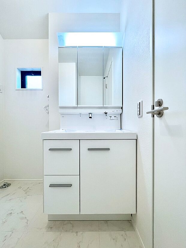 【洗面台・洗面所】大きく見やすい三面鏡で清潔感ある洗面台は、身だしなみチェックや肌のお手入れにおすすめです。 