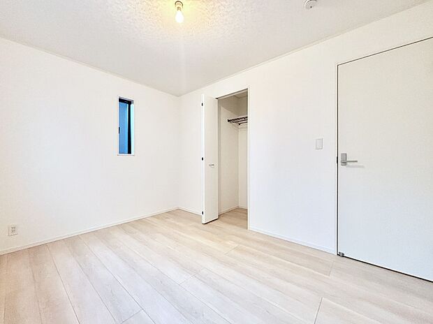 【洋室】使いやすい形でベットや家具の置き方にも困ることもありません。 