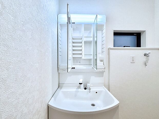 【三面鏡裏収納】三面鏡の裏に、化粧品や衛生用品などを収納可能。洗面台をすっきりと保ちます！