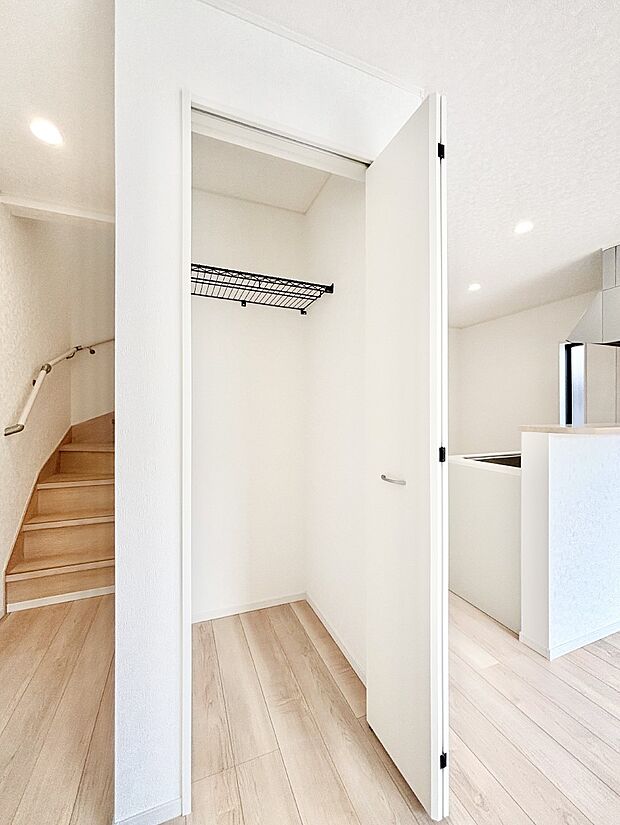 【収納】リビングクローゼット。物が多くなりがちなリビングにうれしいですね。