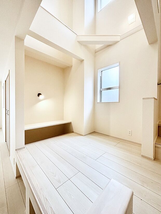 【リビング】リビングのマルチスキップ。上部吹き抜けで開放感のある明るいスペース。