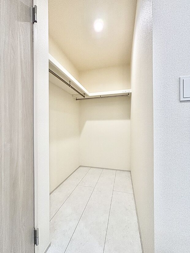 【ウォークインクローゼット】洗面所のウォークインクローゼットは家族みんなで共有できます。